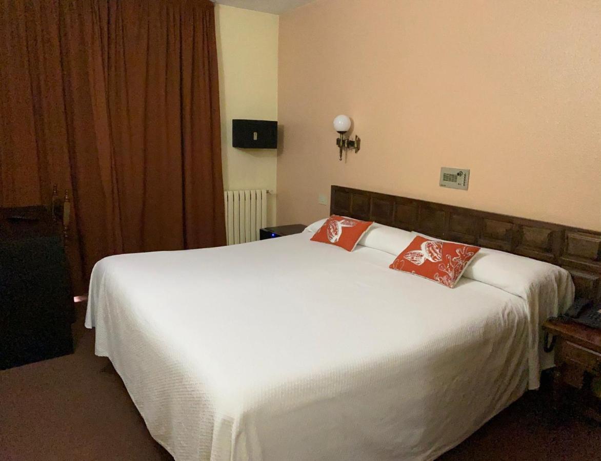 Hotel Folch Sant Julia de Loria Bilik gambar